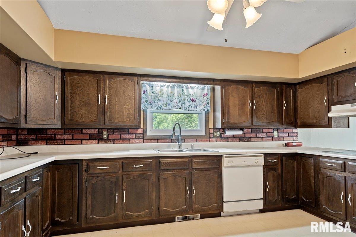 5016 Kinsinger Road Pleasant Plains, IL 62677 - Photo 10 of 40 Gallery Image 10