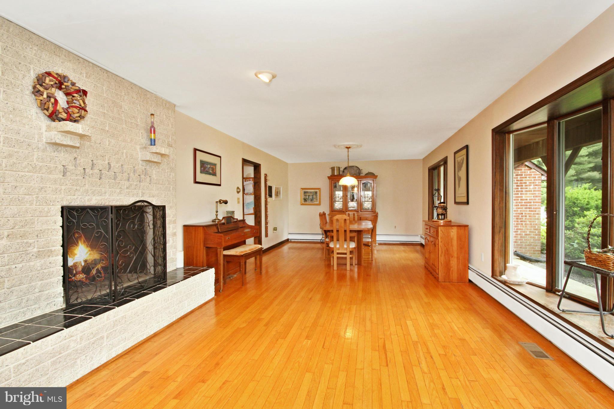 5252 Braddock Road Woodbine, MD 21797 - Photo 7 of 25 Living Room