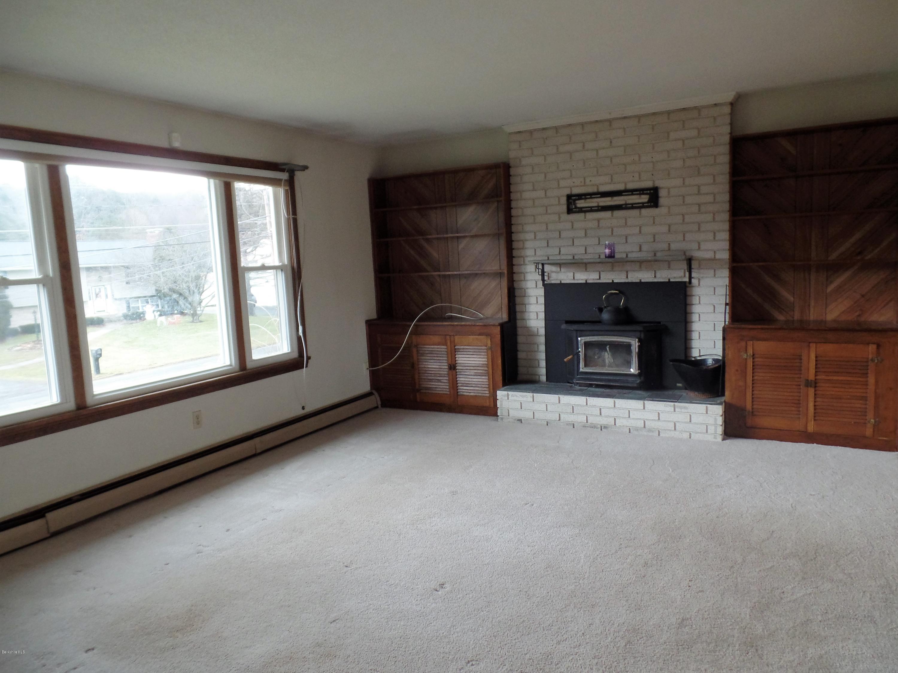 118 Oak Hill Road Pittsfield, MA 01201 - Photo 3 of 35 Living room