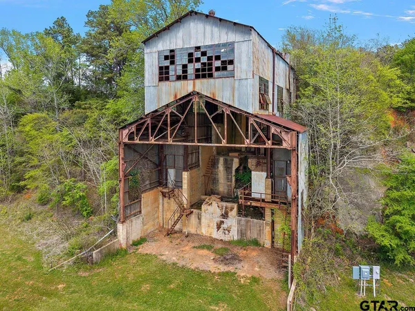 a view of a house with a big yard