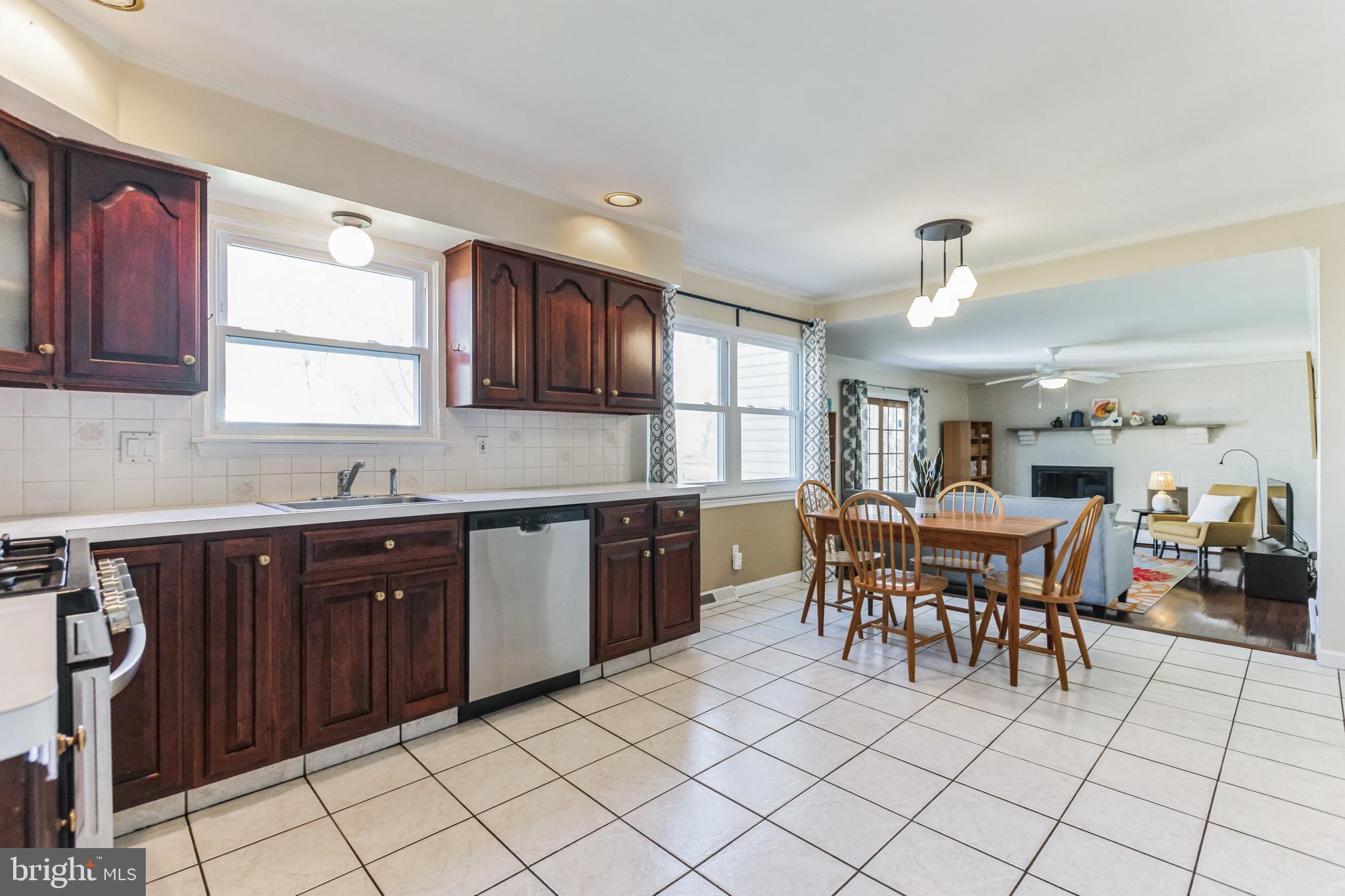 202 Winterlock Way Wallingford, PA 19086 - Photo 10 of 38 Eat-in-kitchen