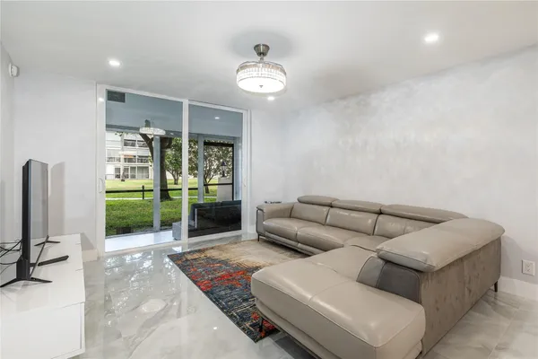 $3,400 | 9523 South Hollybrook Lake Drive, Unit 102, Pembroke Pines, FL 33025