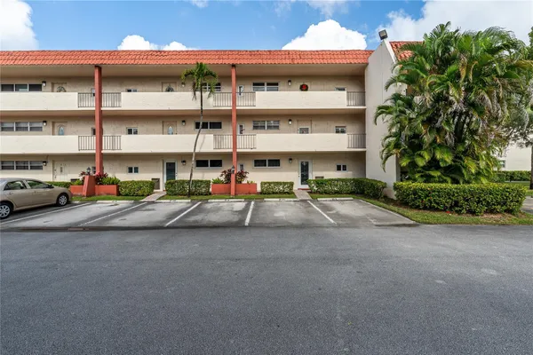$3,400 | 9523 South Hollybrook Lake Drive, Unit 102, Pembroke Pines, FL 33025