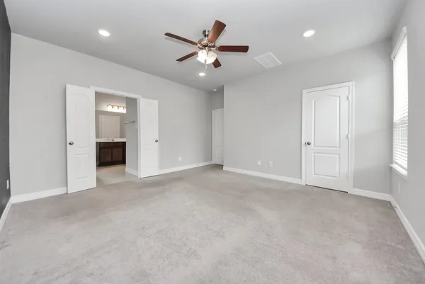 a view of an empty room with a ceiling fan