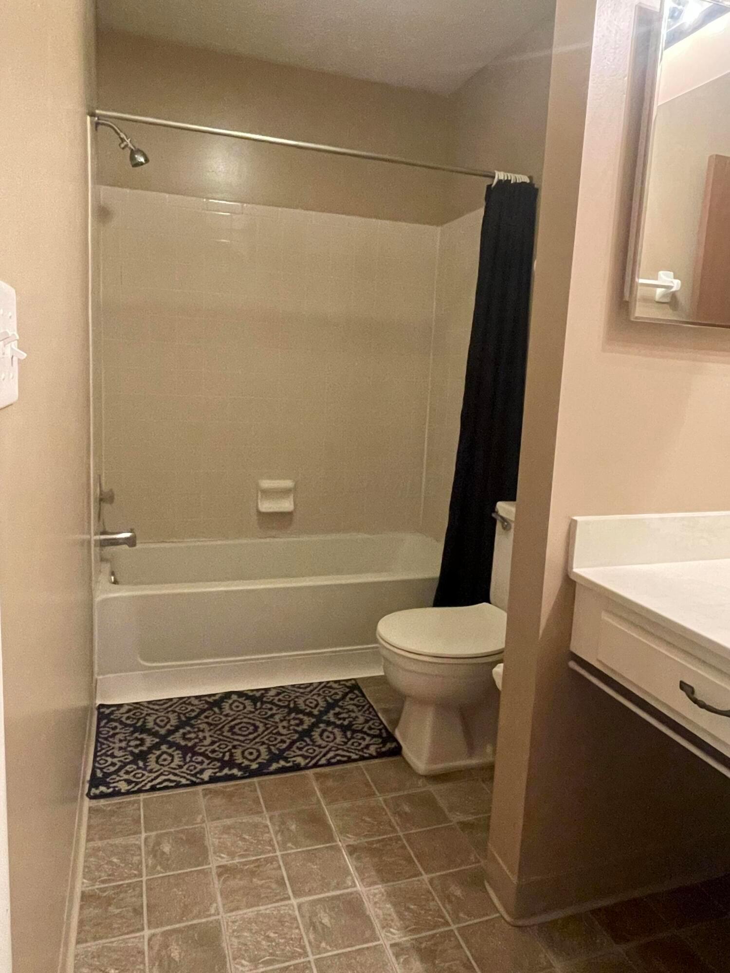 2188 Hedgerow Road, Unit 2188G Columbus, OH 43220 - Photo 18 of 26 Hall bath 1