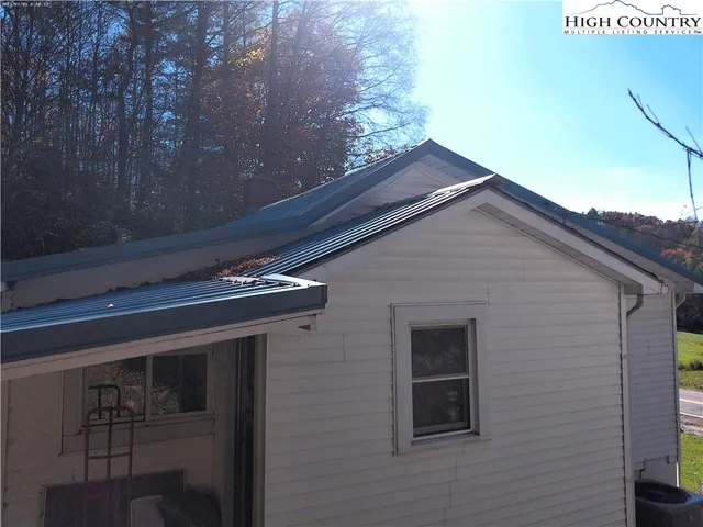 a view of backyard of the house