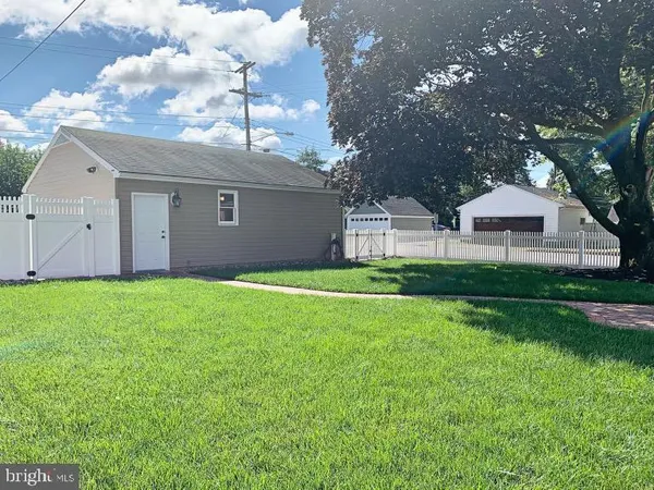 a view of a house with backyard and garden
