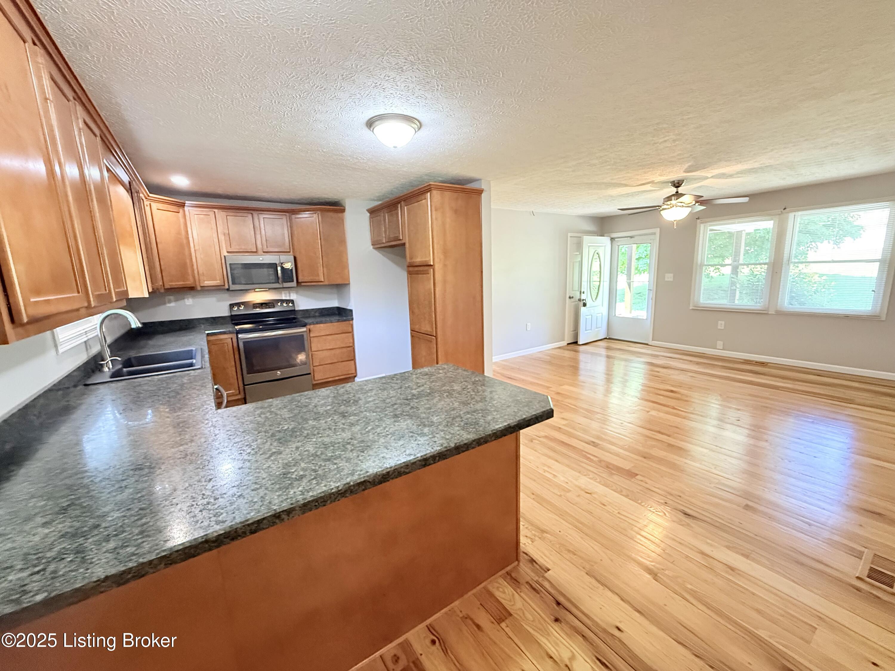 4724 Ridge Road Shepherdsville, KY 40165 - Photo 6 of 66 IMG_4068