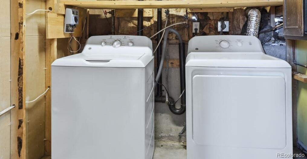 3173 South Nucla Street Aurora, CO 80013 - Photo 32 of 34 a utility room with dryer and washer