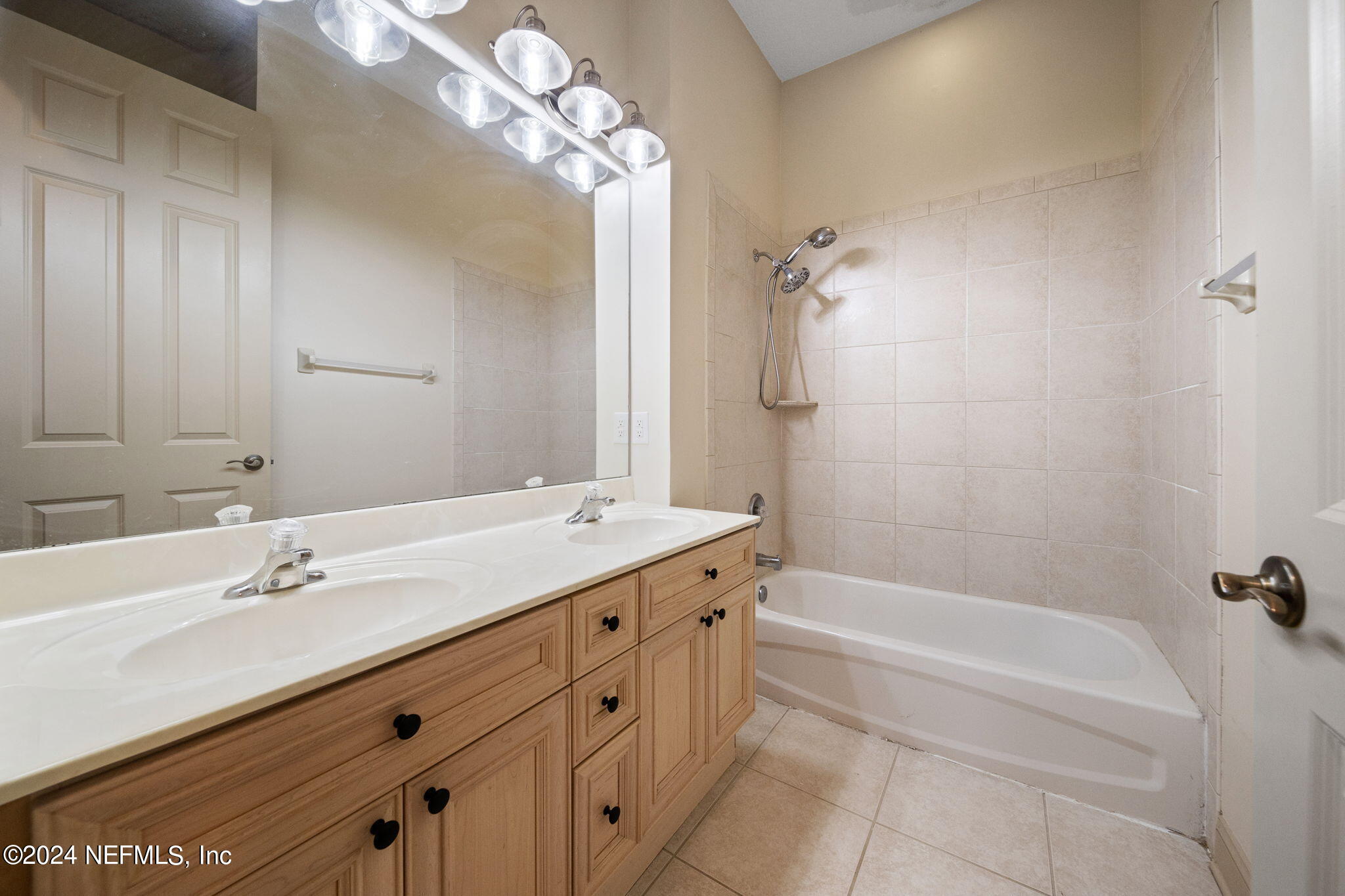 650 South Loop Parkway St. Augustine, FL 32095 - Photo 20 of 42 a bathroom with a tub sink and mirror