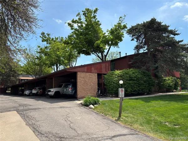 $184,900 | 2405 Packard Street, Unit 40D, Ann Arbor, MI 48104