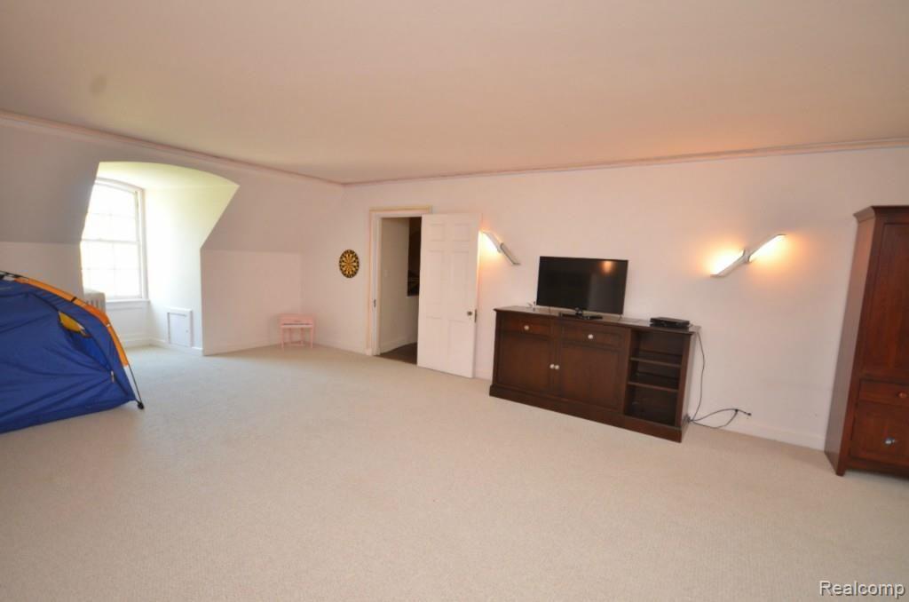 99 Lothrop Road Grosse Pointe, MI 48236 - Photo 16 of 28 3rd floor rec rm.jpg