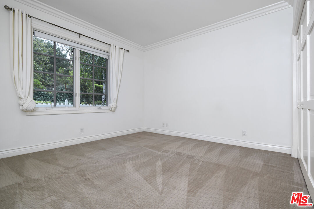 3254 Oakdell Road Studio City, CA 91604 - Photo 31 of 49 an empty room with a window