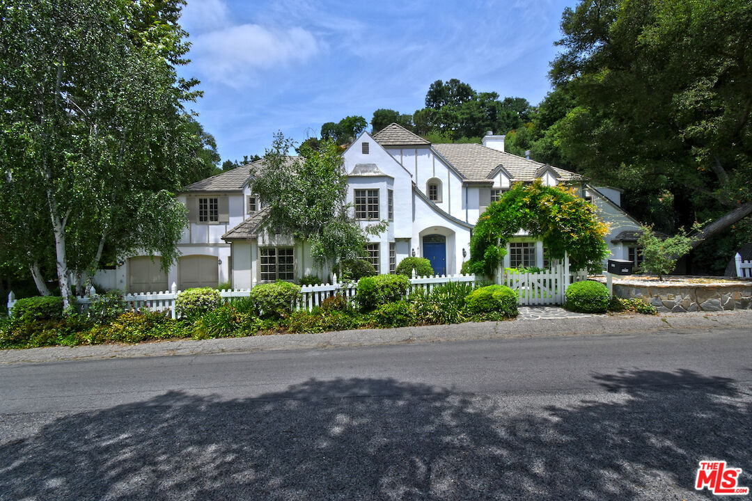 3254 Oakdell Road Studio City, CA 91604 - Photo 4 of 49 a view of a white house with a street