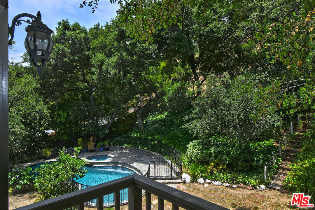 3254 Oakdell Road Studio City, CA 91604 - Photo 43 of 49 a view of a garden