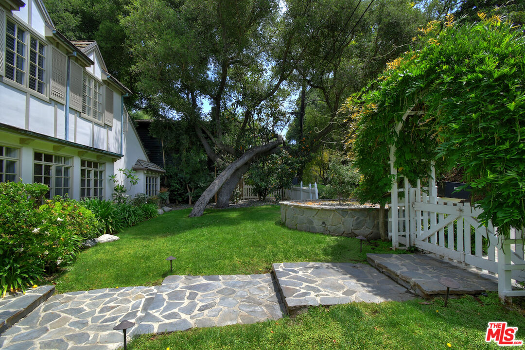 3254 Oakdell Road Studio City, CA 91604 - Photo 6 of 49 a view of a back yard