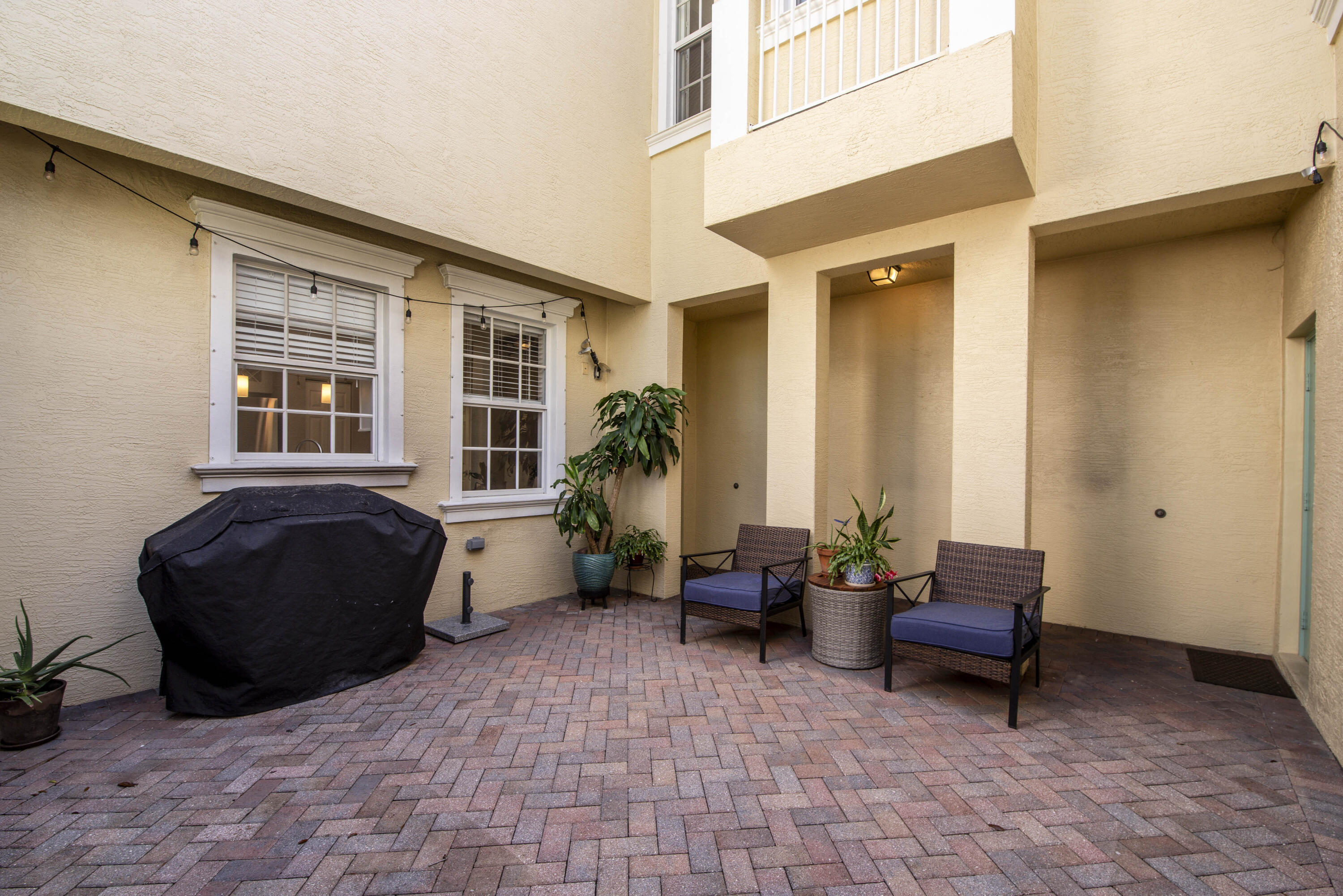 120 West Thatch Palm Circle Jupiter, FL 33458 - Photo 30 of 41 a living room with furniture and a potted plant