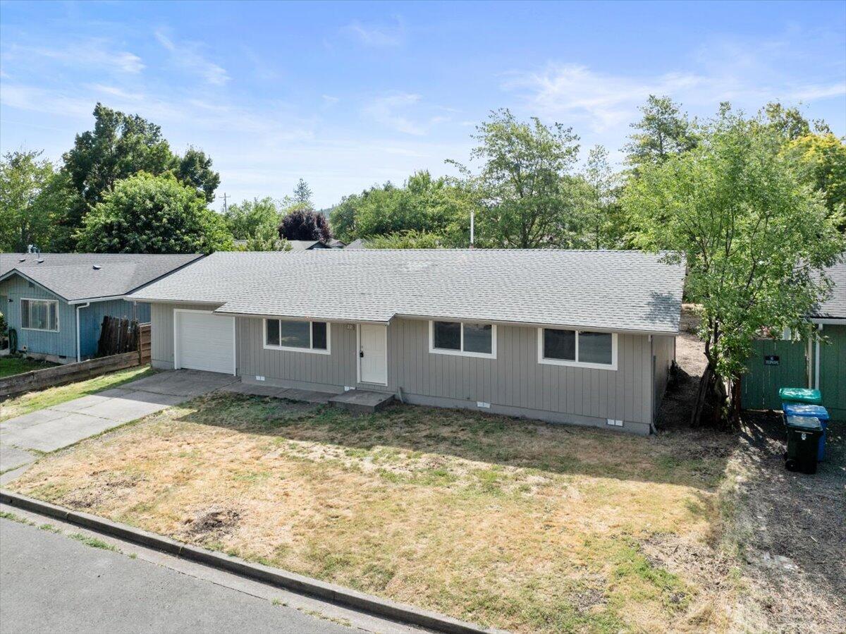 22 Bosc Way Eagle Point, OR 97524 - Photo 2 of 18 2