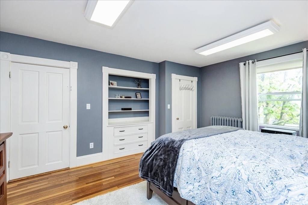 44 Baker Avenue, Unit 1 Beverly, MA 01915 - Photo 25 of 29 a bedroom with a bed and a window