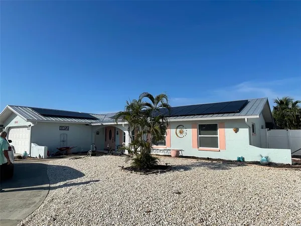a view of a house with backyard