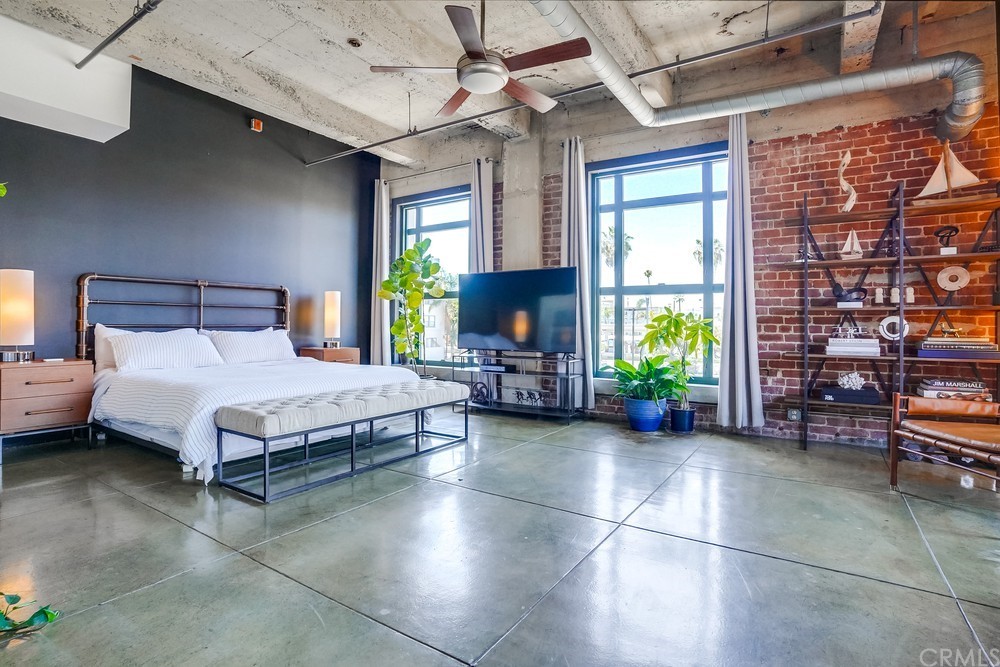 100 West 5th Street Long Beach, CA 90802 - Photo 35 of 53 a bedroom with a bed and a table