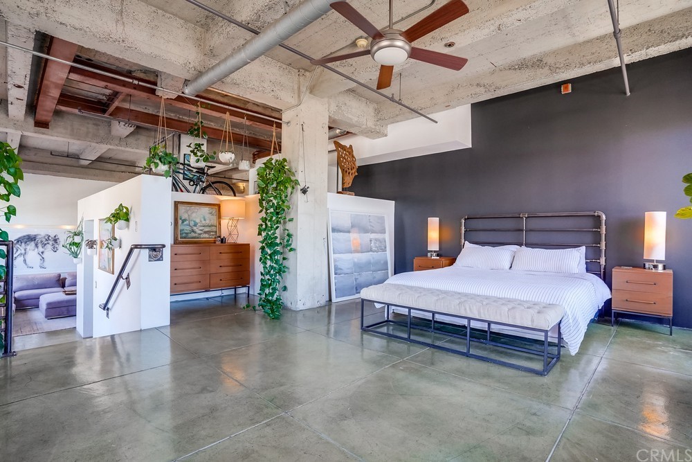 100 West 5th Street Long Beach, CA 90802 - Photo 38 of 53 a spacious bedroom with a bed and a table