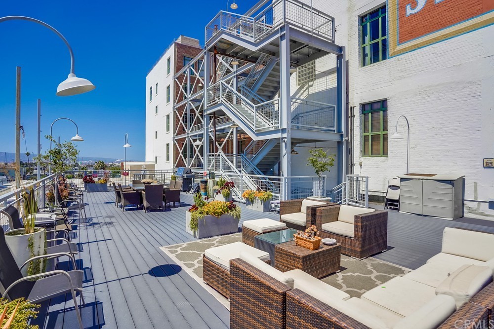 100 West 5th Street Long Beach, CA 90802 - Photo 42 of 53 a view of a dinning table and chairs in the patio