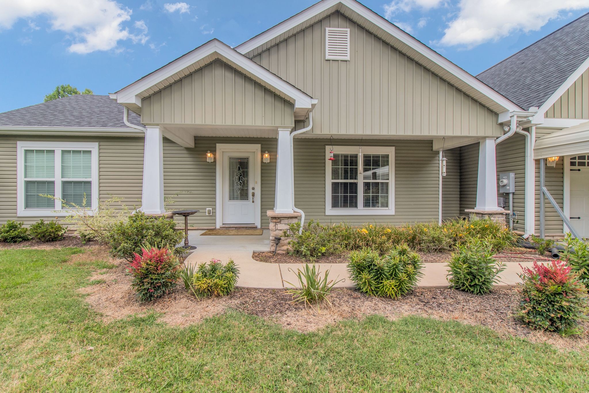 1166 Perry Road Manchester, TN 37355 - Photo 2 of 40 front view of a house with a yard