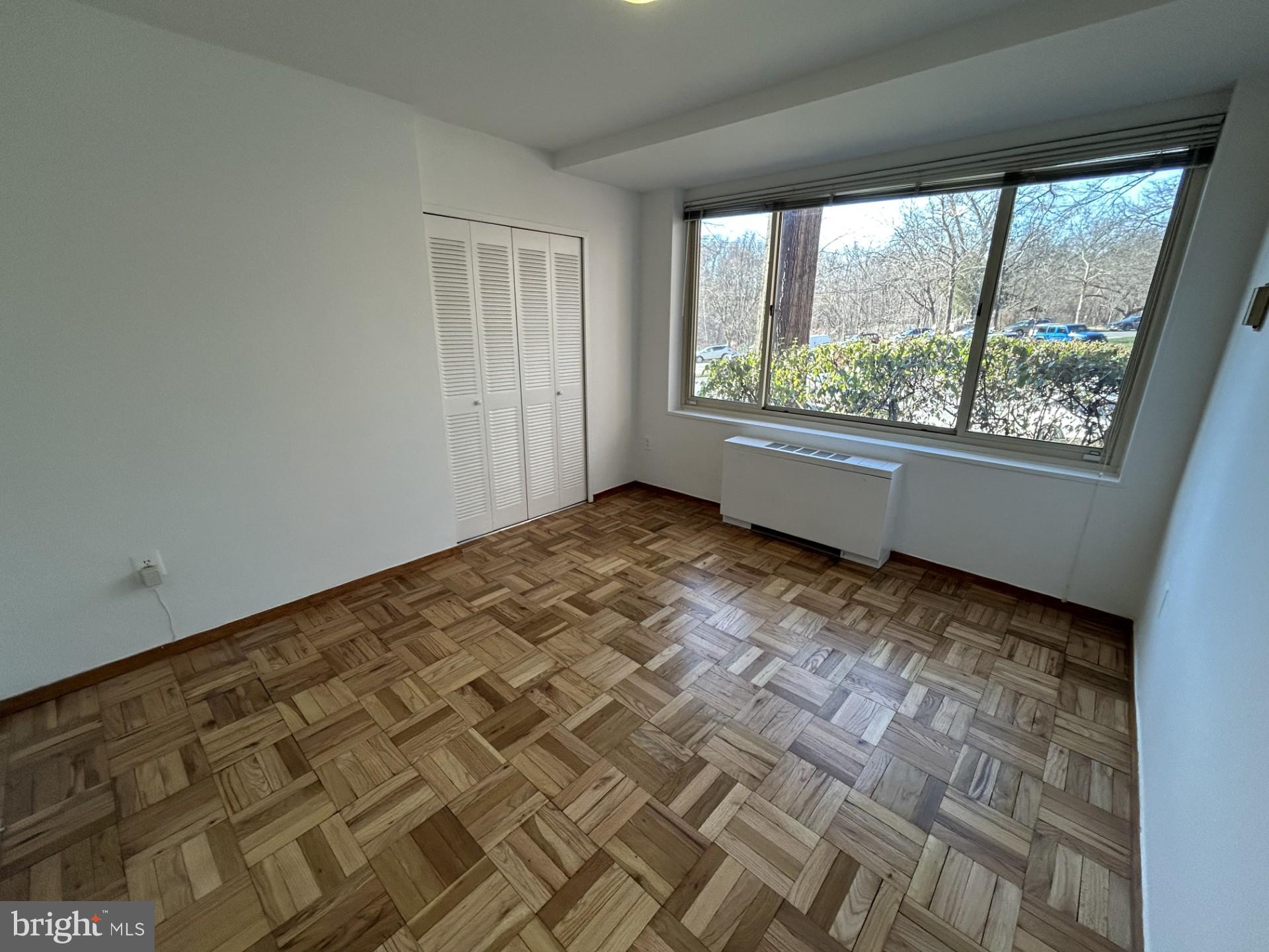 4000 Tunlaw Road Northwest, Unit 223 Washington, DC 20007 - Photo 15 of 28 en empty room with windows