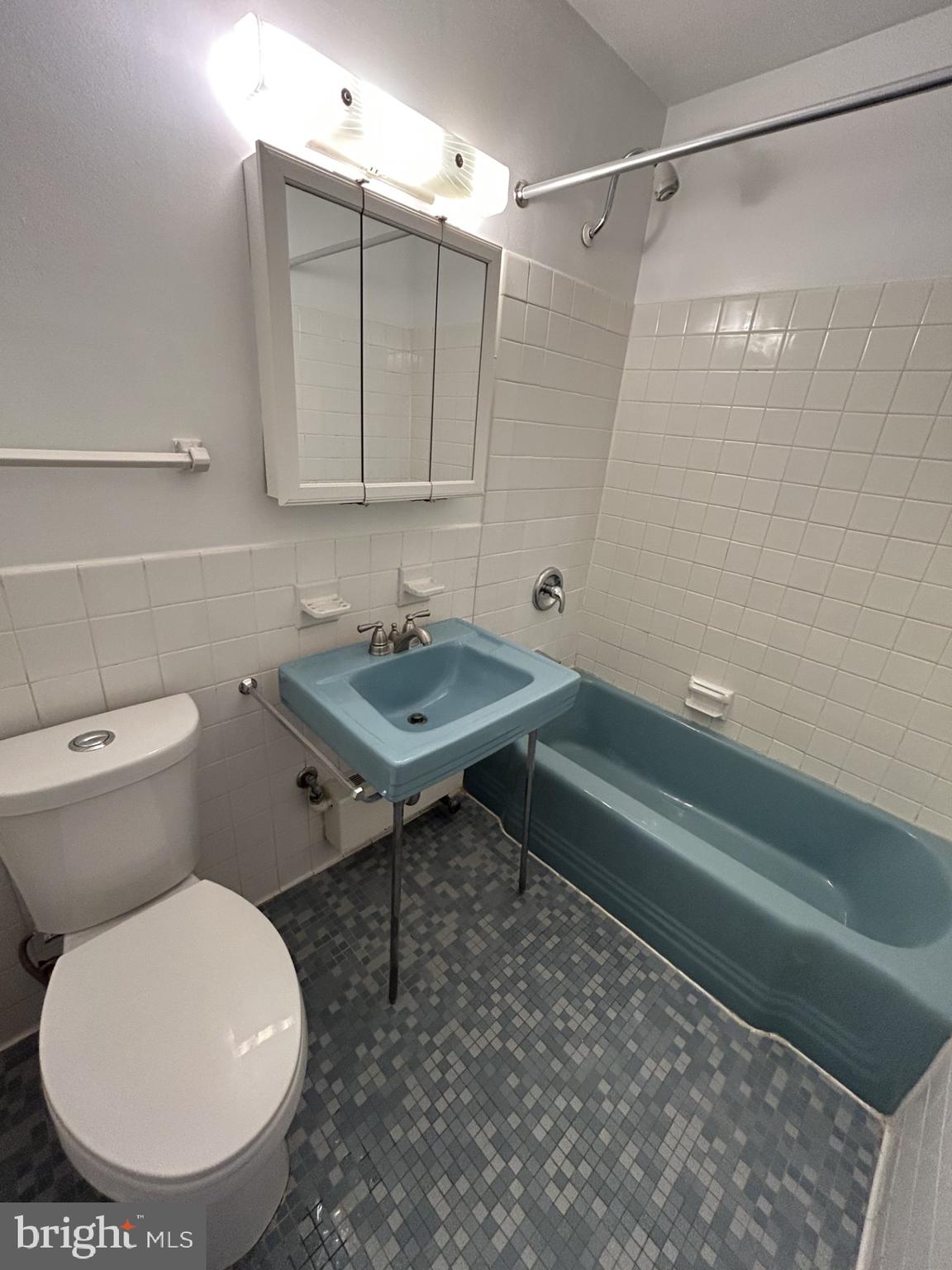 4000 Tunlaw Road Northwest, Unit 223 Washington, DC 20007 - Photo 20 of 28 a bathroom with a toilet sink and shower