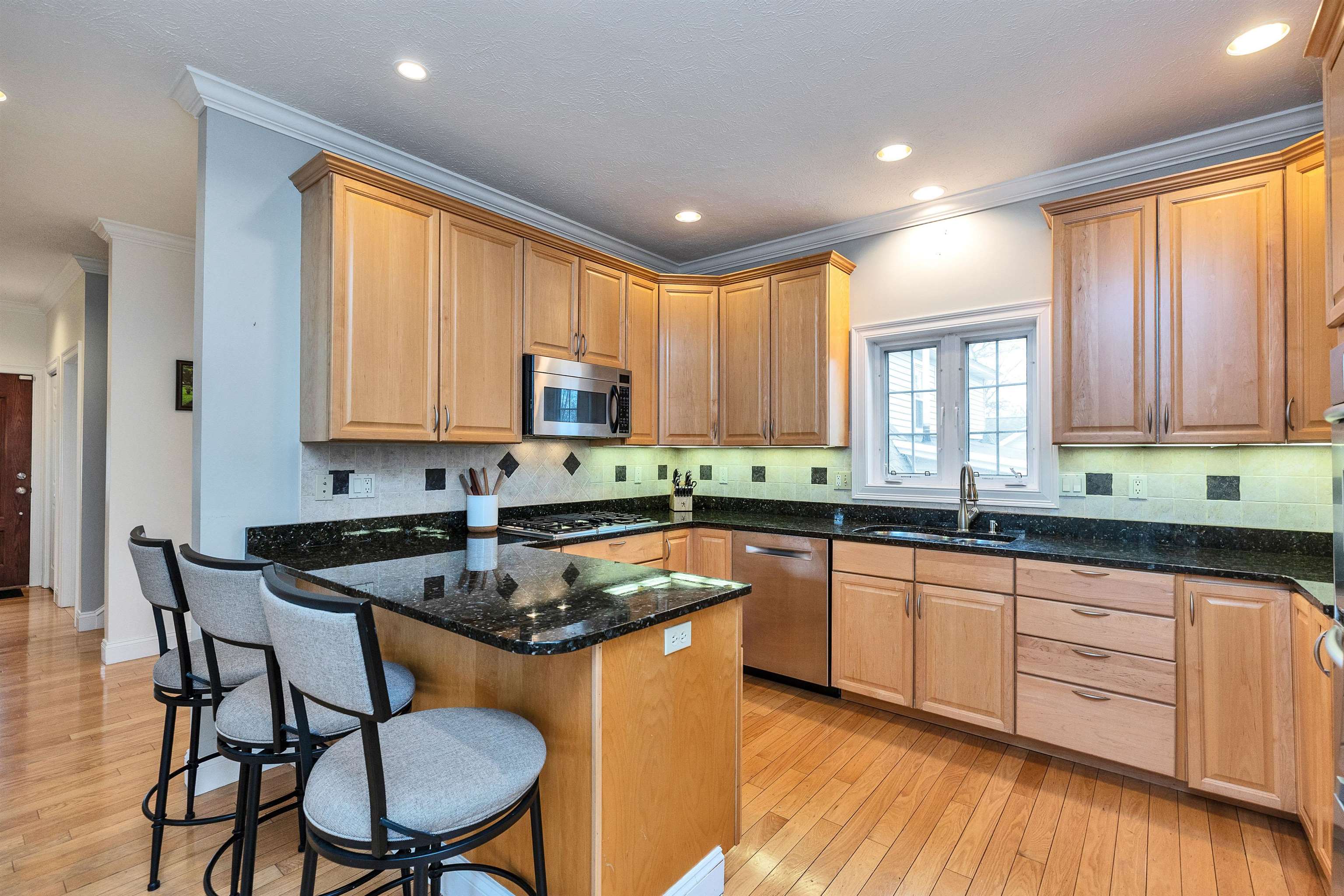 2246 Elm Street Manchester, NH 03104 - Photo 5 of 40