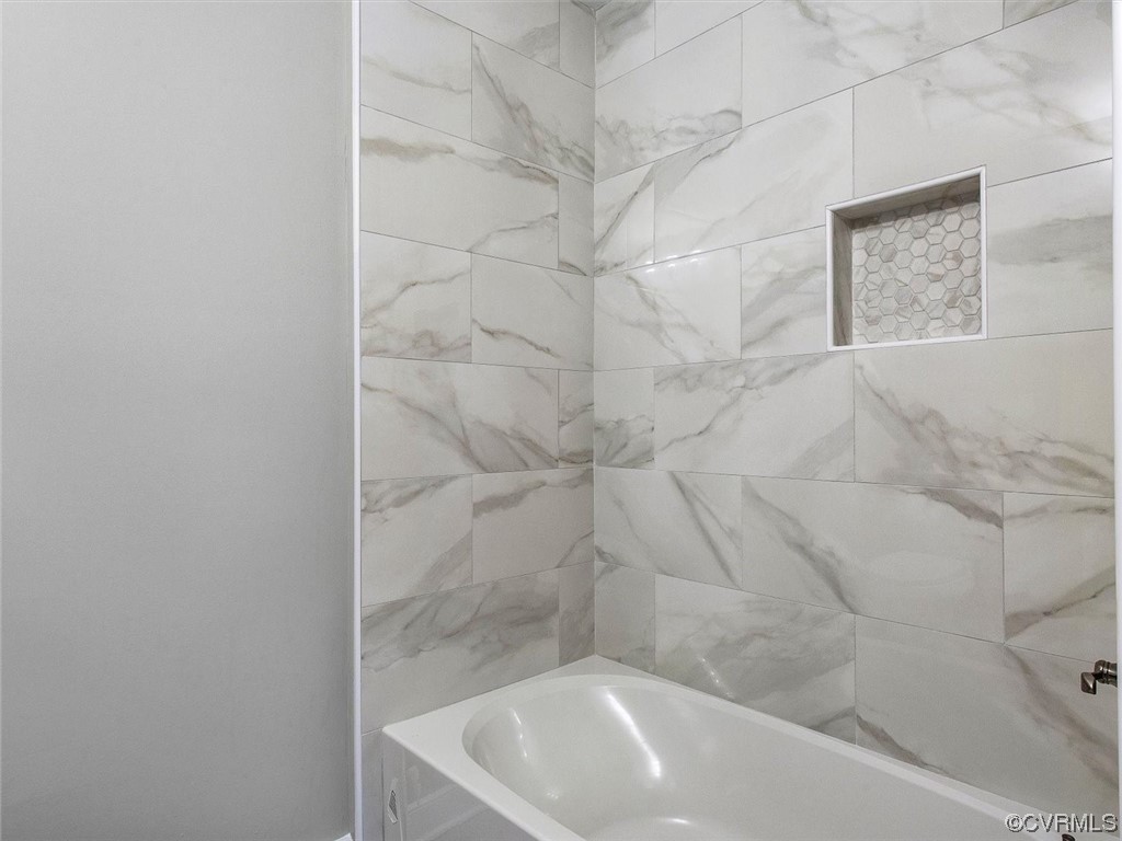 6903 Everview Road Richmond, VA 23226 - Photo 28 of 34 a bathroom with a bathtub
