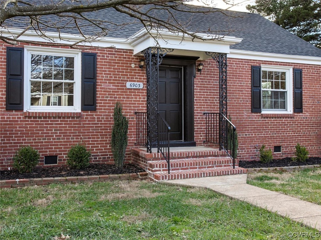 6903 Everview Road Richmond, VA 23226 - Photo 3 of 34 a front view of a house with a yard