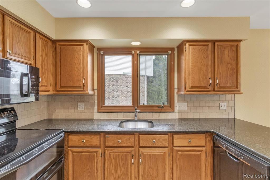 1605 Crestline Lane Rochester Hills, MI 48307 - Photo 12 of 43