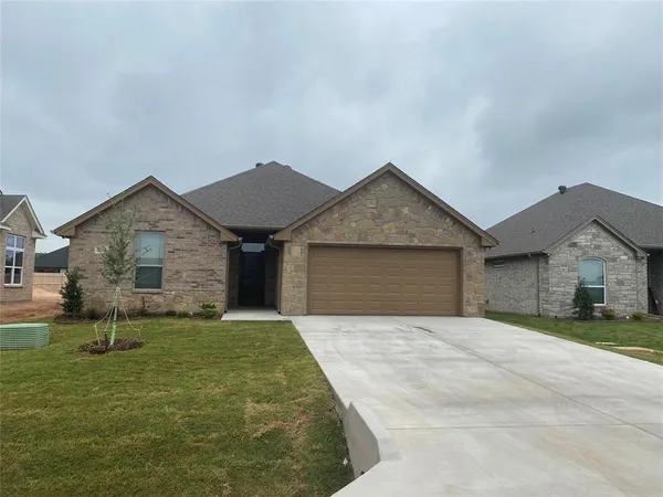 $2,300 | 3318 White Horse Drive, Granbury, TX 76049