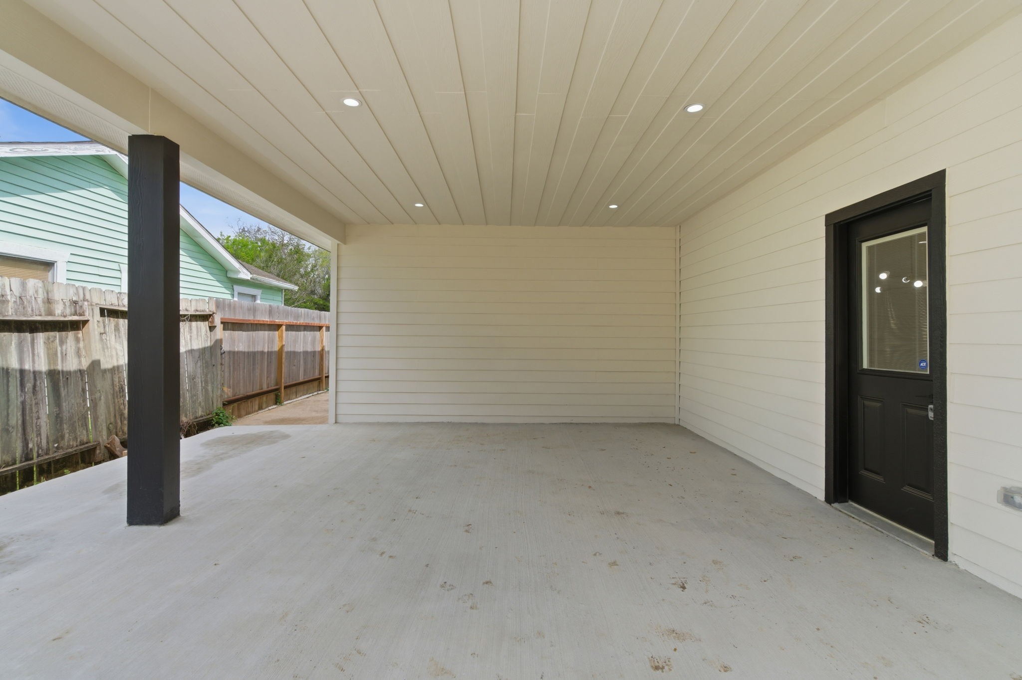 7040 Kinney Street Houston, TX 77087 - Photo 31 of 47 a view of empty room with floor to ceiling window
