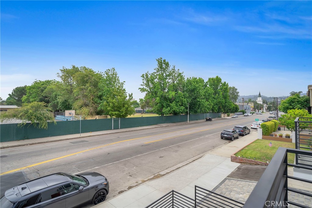 4453 Colfax Avenue, Unit 1 Studio City, CA 91602 - Photo 44 of 71 a view of a yard from a balcony
