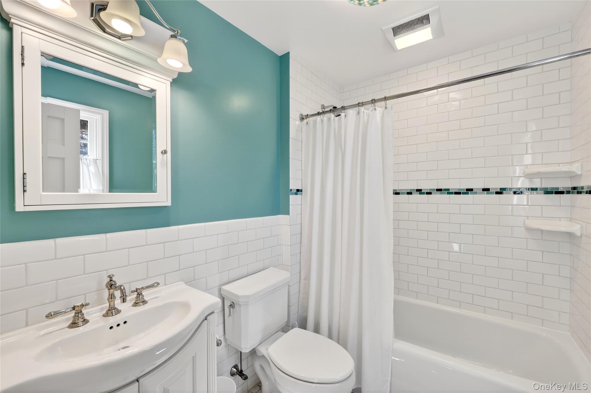 301 Bear Ridge Road Pleasantville, NY 10570 - Photo 27 of 48 Bath attached to bedroom number three.