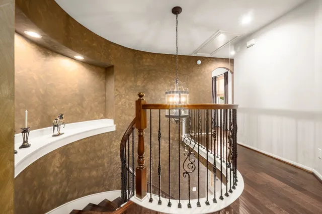 a view of a livingroom with furniture