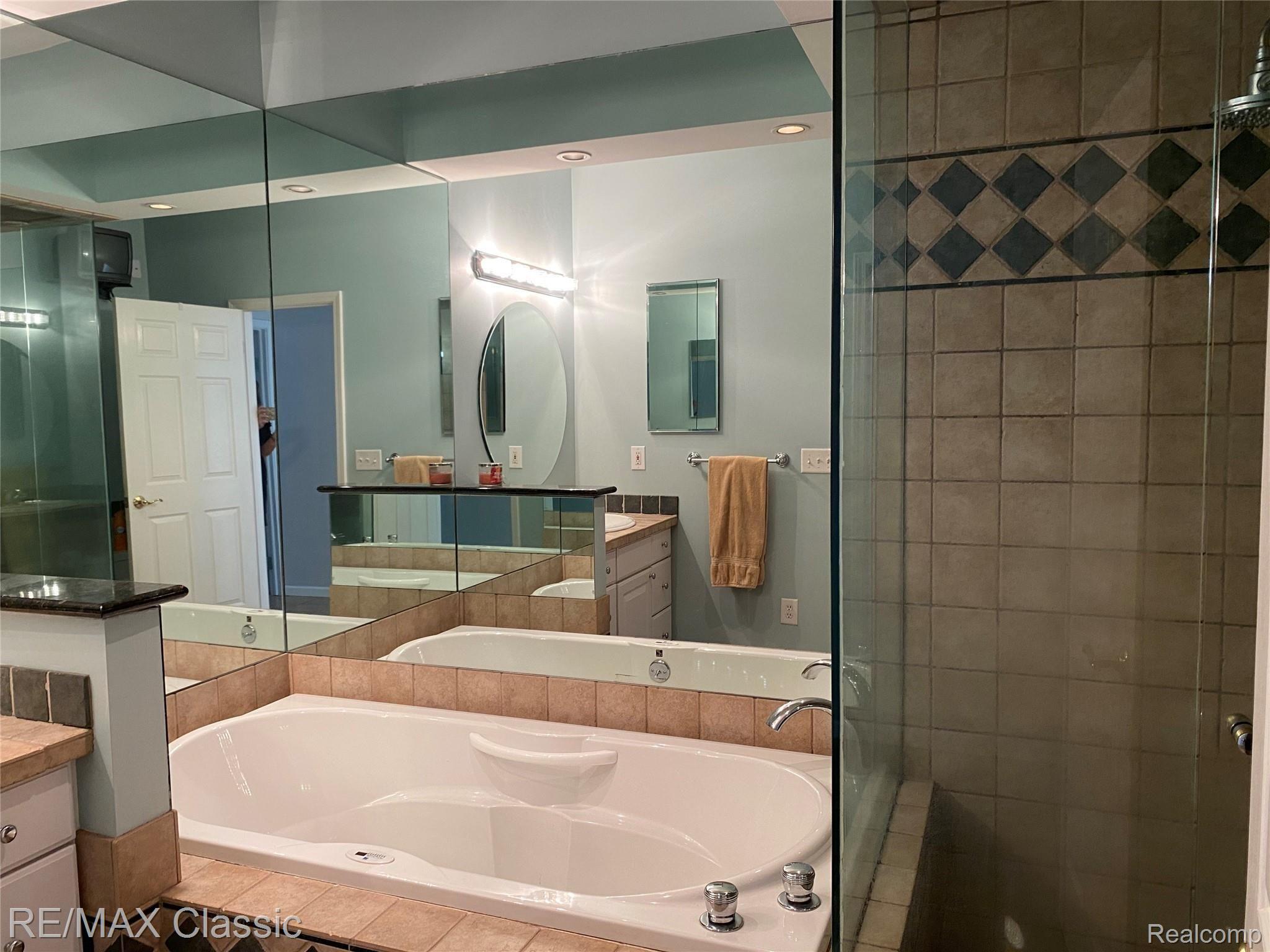 8917 Newburgh Road Livonia, MI 48150 - Photo 16 of 60 D Main Bath 2.jpeg