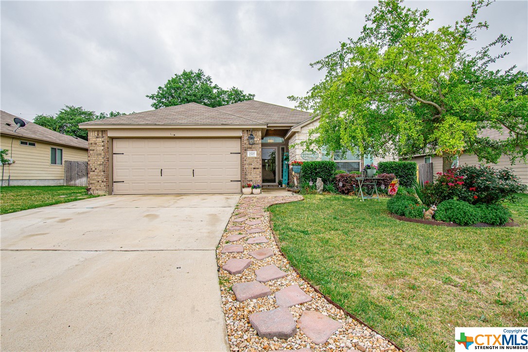 a front view of house with yard