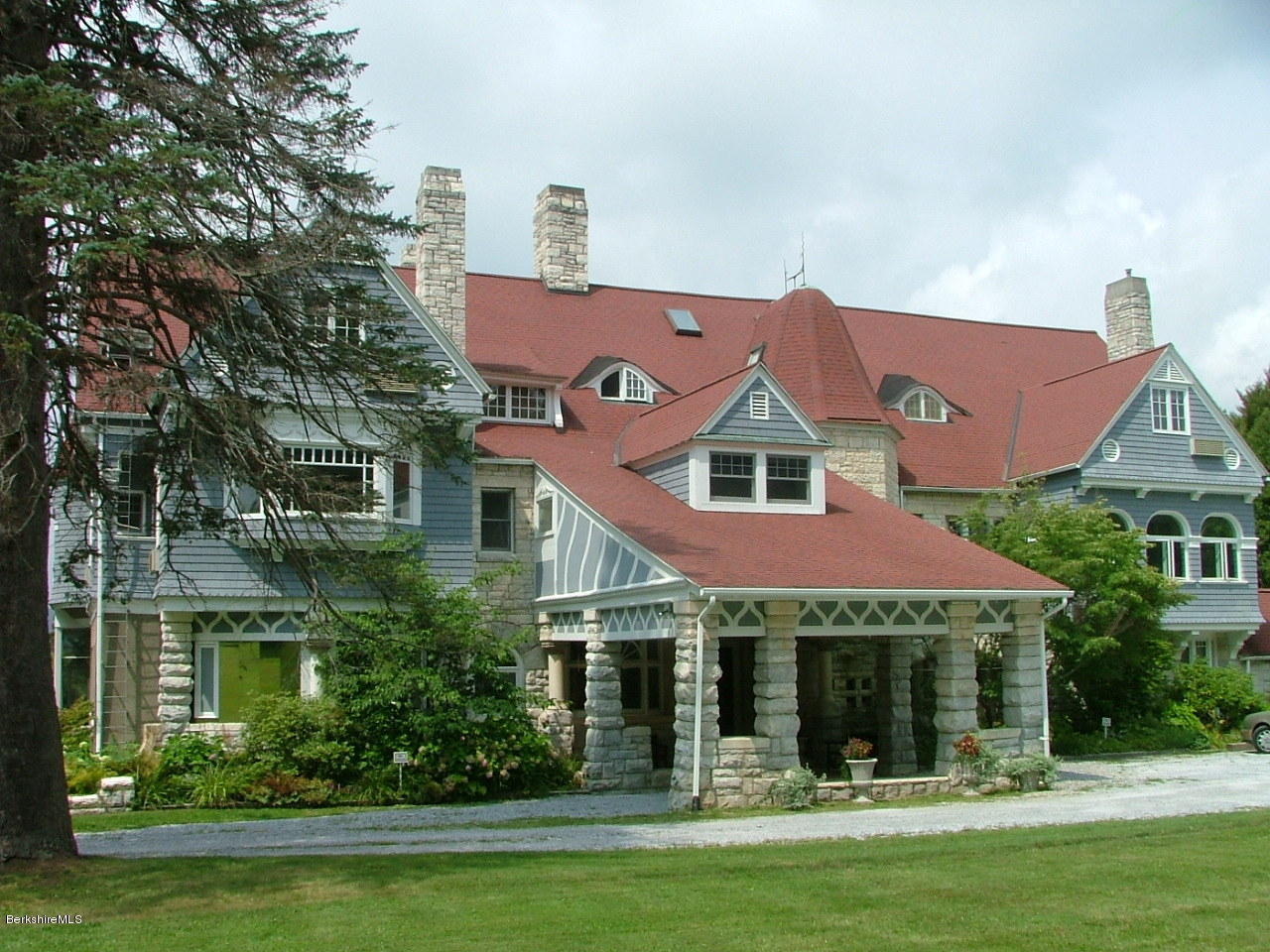 11 Prospect Hill Road, Unit B Stockbridge, MA 01262 - Photo 1 of 13 a front view of a house with garden