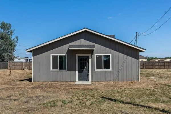 $319,000 | 2557 East Stanford Avenue, Pixley, CA 93256