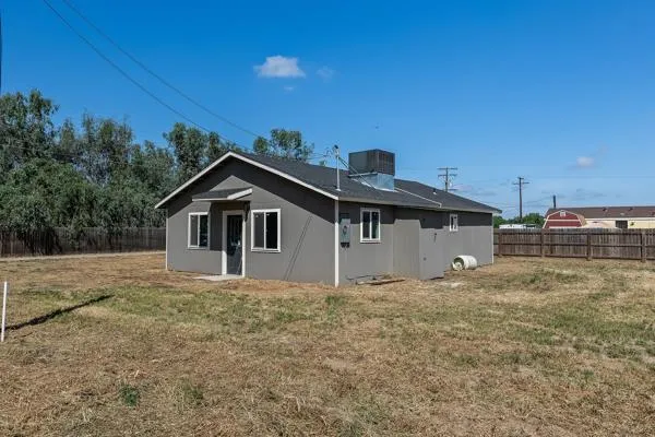 $319,000 | 2557 East Stanford Avenue, Pixley, CA 93256