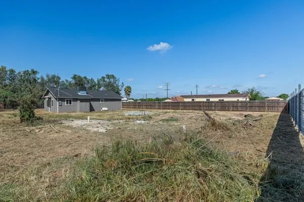 $319,000 | 2557 East Stanford Avenue, Pixley, CA 93256