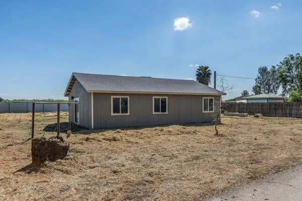 $319,000 | 2557 East Stanford Avenue, Pixley, CA 93256