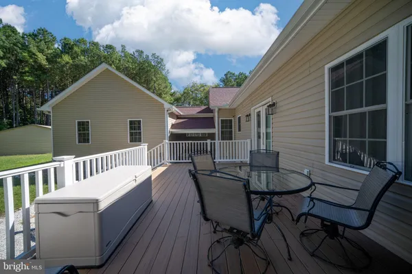 a view of a house with backyard and garden