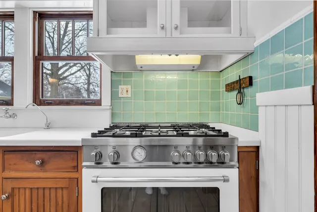 $700,000 | 17 South Maple Street, Mount Prospect, IL 60056