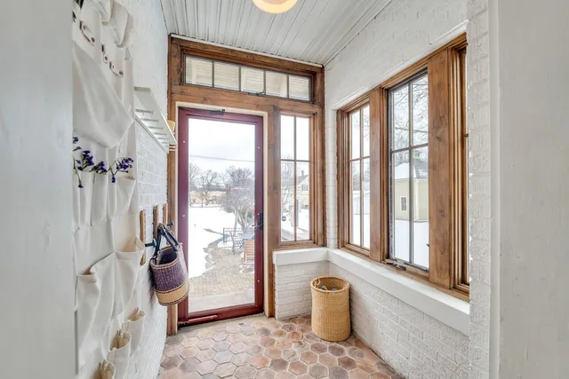 $700,000 | 17 South Maple Street, Mount Prospect, IL 60056