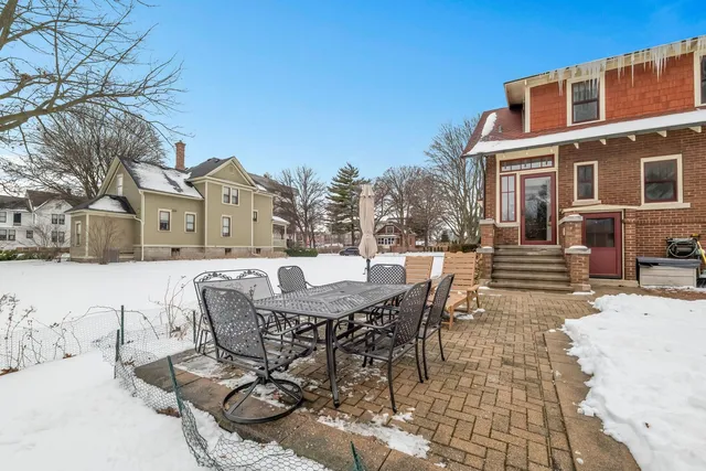 $700,000 | 17 South Maple Street, Mount Prospect, IL 60056